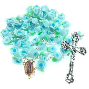Collier Chapelet Religieux en Perles de Terre Cuite Bleue Douce avec Croix de Jésus et Centre Vierge de Guadalupe Doré - Product Image 6