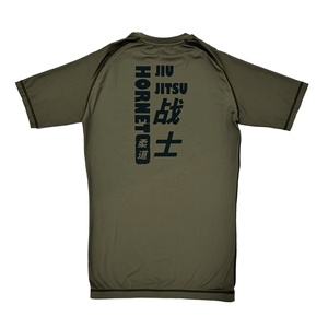 Rashguard MMA personnalisé pour homme avec ourlet antidérapant, tissu extensible à séchage rapide, anti-frottement pour l'entraînement de combat - Product Image 2
