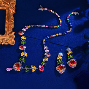 Set di Gioielli da Sposa di Lusso <span class=keywords><strong>con</strong></span> Orecchini Pendenti a <span class=keywords><strong>Cuore</strong></span> <span class=keywords><strong>Grande</strong></span> e <span class=keywords><strong>Collana</strong></span> in Zirconia Cubica Multicolore per Donne - Product Image 3