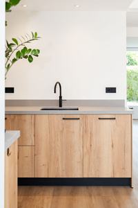 Solución <span class=keywords><strong>de</strong></span> Gabinetes <span class=keywords><strong>de</strong></span> Cocina Integrales, Color Madera Clara con Encimeras Grises y Área Oculta para Electrodomésticos - Product Image 4