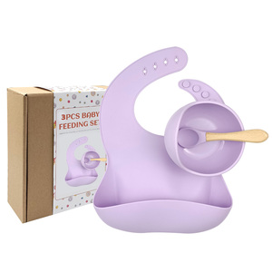 ชุดภาชนะใส่อาหารซิลิโคนแบบกำหนดเองพร้อมช้อนด้ามไม้ ผ้ากันเปื้อนกันน้ำ ชามดูดติดพื้นผิว OEM โลโก้สั่งทำ ที่รองอาหาร Babero - Product Image 1