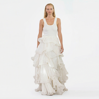 Robe longue maxi élégante blanche sans manches en maille côtelée à découpes, avec volants superposés et broderies en organza, coupe halter, longueur ras du sol, personnalisable pour femme