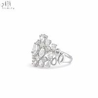Luxuriöser Ring aus massivem 18-karätigem Weißgold Au750 mit Blumenmotiv für Damen, mehrfach geformter, birnenförmiger, marquiseförmiger, rund geschliffener, breiter Band-Diamantring