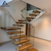 Escalier à poutres carrées moderne et durable avec garde-corps en verre pour la décoration intérieure d'appartement