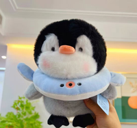 Enfilez la poupée pingouin « le petit avion ». C'est à la fois mignon et amusant.