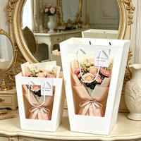 Sac en papier trapézoïdal personnalisable avec poignée en corde souple et fenêtre pour l'emballage de fleurs
