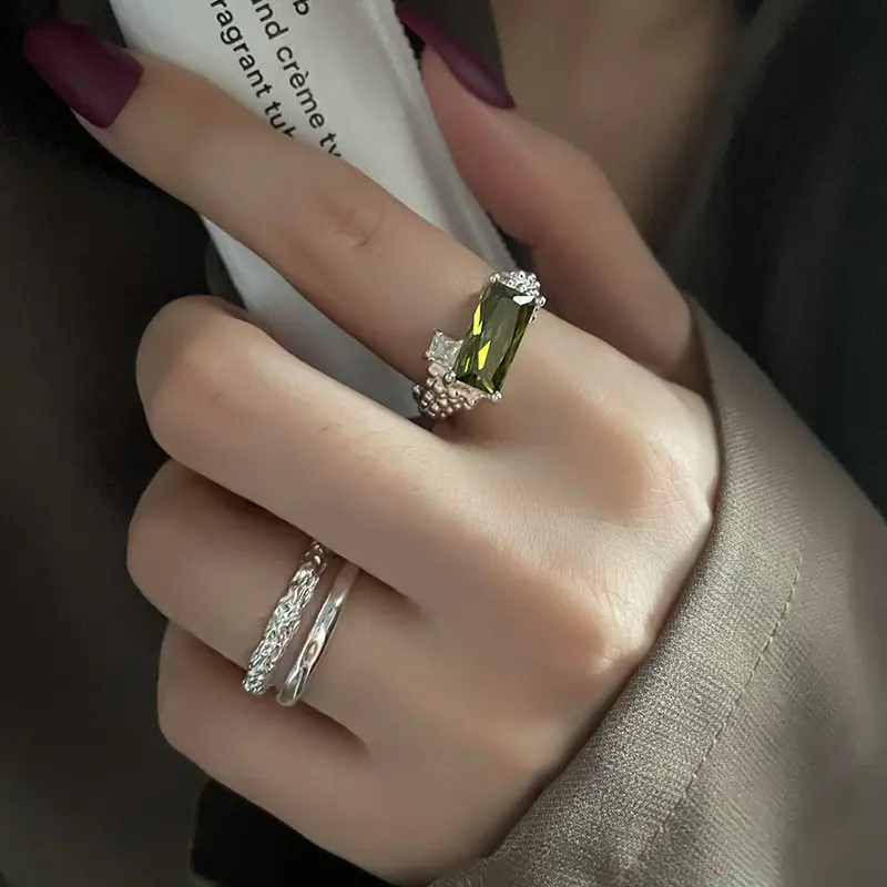 FABRIKTIAN ODM OEM 925er Sterling-Silber-Ring Senior Luxus unregelmäßig Blechdruck quadratisch grüner Diamant modischer Ring