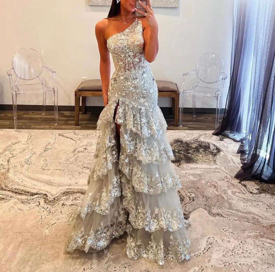 Fluffy Prom Dresses Elegant Ball Gowns for 2023/24