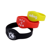 Bracelet intelligent RFID en silicone NFC 13,56 MHz imperméable avec logo personnalisé G01, réutilisable pour les parcs aquatiques et les systèmes de contrôle d'accès