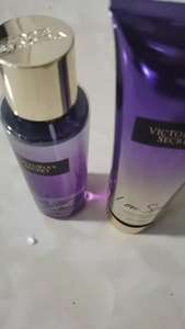 ชุดน้ำหอมวิคตอเรียสำหรับผู้หญิง VS โลชั่นทาผิวและสเปรย์น้ำหอม กลิ่นหอมติดทนนาน ครีมบำรุงผิวกาย ชุดของขวัญ น้ำหอมระงับกลิ่นกายสำหรับผู้หญิง - Product Image 4