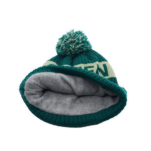 Gorro de esquí premium personalizado de algodón cálido con pompón, forro polar y logotipo de parche de cuero para deportes de invierno al aire libre - Product Image 4