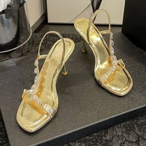 รองเท้าส้นสูงแฟชั่นทันสมัยประดับโลหะ พื้นสีทอง รุ่นใหม่ล่าสุดปี 2025 สำหรับผู้หญิง - Product Image 3