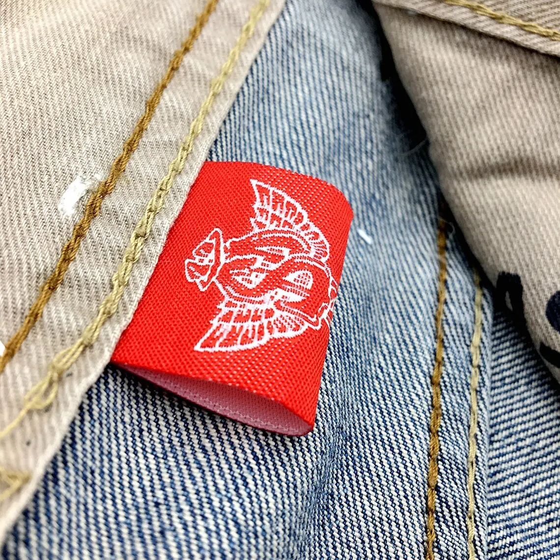 Label pakaian logo cetak kustom tag tenun dijahit di label leher garmen untuk pakaian