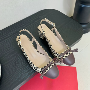 Sandales rétro françaises en similicuir imprimé léopard avec bride arrière, talon épais color block, bout carré et détail nœud - Product Image 1