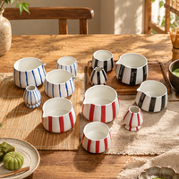 Ensemble de préparation de matcha en porcelaine à rayures verticales modernes, emballé dans un coffret cadeau, bol à matcha, fouet, support, kit de cérémonie du thé