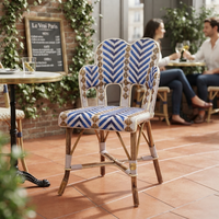 Chaise de bistrot d'extérieur en osier, structure en rotin naturel, tressage bleu chevron, fauteuil de loisirs robuste pour restaurant et hôtel, Émirats arabes unis
