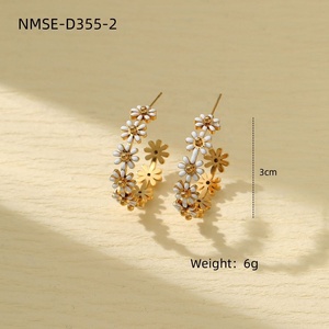 Pendientes de Acero Inoxidable de Alta Gama para Mujer, Estilo Europeo y Americano, Diseño Moderno en Forma de C con Flor y Diamantes, Lujo Ligero, 18K, para Aniversario o Fiesta - Product Image 4