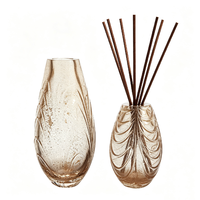 Diffuseur de parfum en verre sculpté fait main avec des paillettes dorées et une texture de feuille en relief, vase en verre pour la décoration aromatique des halls d'hôtel