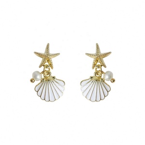 Boucles d'oreilles tendance en acier inoxydable plaqué or 14 carats de haute qualité pour amoureux et amis, motif étoile de mer, coquillage et perle d'imitation, collection Sophie - Product Image 6
