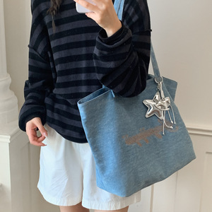 Sac fourre-tout en jean <span class=keywords><strong>bleu</strong></span> clair délavé, broderie vintage lettres dorées, style décontracté chic pour cours et trajets quotidiens - Product Image 3