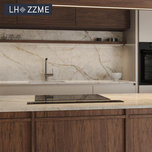 ארון מטבח מינימליסטי בסגנון יפנדי, עשוי פורניר עץ אלון לבן, עם אי מעוגל מחורץ ושלד עץ משולב. - Product Image 4