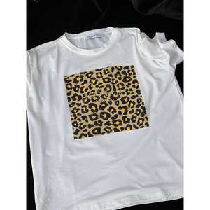 เสื้อยืดสีขาวลายเสือดาวสำหรับผู้หญิง Fiori แบบพิมพ์ลายด้วยความร้อน แขนปกติ ผ้าฝ้ายเจอร์ซีย์ 100% ทรงพอดีตัว - Product Image 1