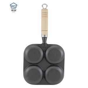 La <span class=keywords><strong>plaque</strong></span> à œufs à fond plat en <span class=keywords><strong>fonte</strong></span> au design moderne est équipée d'un manche en bois et convient à la <span class=keywords><strong>cuisson</strong></span> et à la friture des œufs. - Product Image 4
