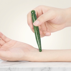 Stylo de massage en jade Xiuyan vert de haute qualité, logo et emballage personnalisés, outil Gua Sha pour spa et vente au détail - Product Image 1