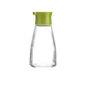 空的酱油透明玻璃瓶与整个塑料盖