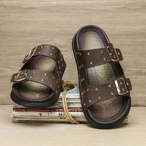 Sandales noires en PVC à enfiler avec boucles et clous dorés, bout ouvert, semelle extérieure en caoutchouc antidérapante, chaussures d'été pour hommes - Product Image 5