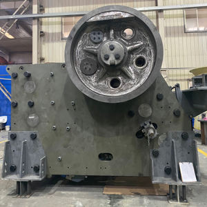 เครื่องบดกรามเคลื่อนที่ <span class=keywords><strong>PE</strong></span> <span class=keywords><strong>250</strong></span> พร้อมมอเตอร์และเกียร์ 3 ล้อขับเคลื่อน กำลังการผลิตสูงสุด 330 ตัน/ชม. สำหรับการบดหิน - Product Image 4