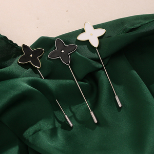 Épingles à hijab en émail noir et blanc à motif floral, broches pour foulards musulmans, attaches pour châles et fermoirs décoratifs pour abayas et voiles - Product Image 3