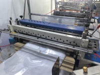 Automatische LDPE-zakkenmachine voor zware transportzakken, drie servo's, warmte-seal, koud-snijmachine