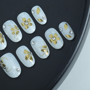 <span class=keywords><strong>Uñas</strong></span> artificiales hechas a mano <span class=keywords><strong>con</strong></span> <span class=keywords><strong>pequeñas</strong></span> <span class=keywords><strong>flores</strong></span> doradas pintadas a mano, color base blanco lechoso, <span class=keywords><strong>uñas</strong></span> reutilizables de alta calidad. - Product Image 4