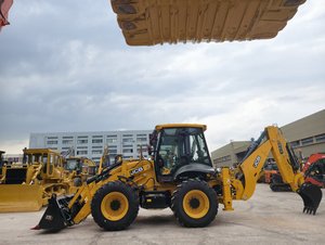 Chargeuse-pelleteuse JCB 4CX neuve, excellent état, bien entretenue, économique, puissance élevée, faible consommation de carburant, en stock - Product Image 6