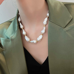 قلادة هيسيرا الباروكية الفريدة من نوعها بخرز اللؤلؤ للنساء، مطلية بالذهب، تصميم جريء وفاخر، سلسلة عنق مبالغ فيها، عصرية - Product Image 5