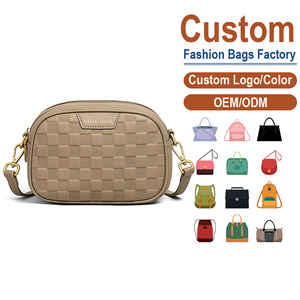 Bolso bandolera vintage de cuero genuino de grano completo – Grabado a cuadros en beige para una sensación táctil de lujo |   Fabricante de Bolsas Personalizadas - Product Image 1