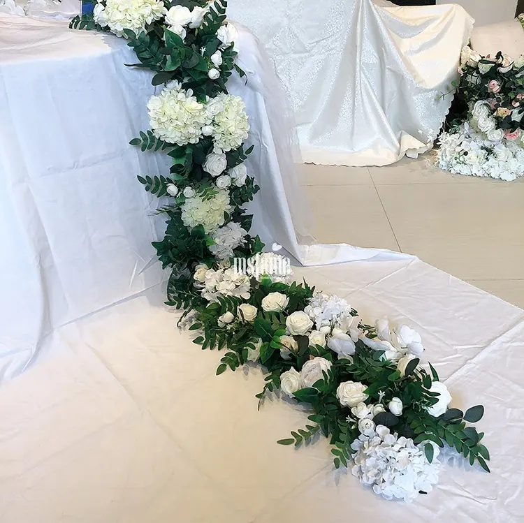 Hochzeits hintergrund Seiden blumen Reihen arrangement Weißer Babys breath Künstlicher Tisch läufer Tropische Blume