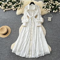 Robe longue décontractée élégante pour femme en dentelle blanche, coupe trapèze, manches longues, col rabattu, ceinture et boutons décoratifs, idéale pour les fêtes et le quotidien