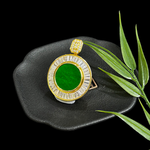 Pendentif rond en jadéite birmane naturelle de qualité A, glacé et plein de vert, plaqué argent avec or et serti de zircon étincelant. - Product Image 6