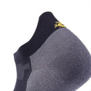 Prix d'usine OEM ODM Chaussettes de sport personnalisées absorbant la transpiration pour athlètes - Product Image 3