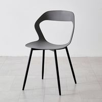 Chaise de mariage moderne en plastique PP blanc et métal, résistante aux UV, pour événements, fêtes et utilisation en parc