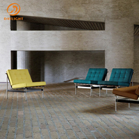 Fauteuil lounge capitonné en cuir vert sarcelle de style Mid-Century Modern avec structure en métal chromé élégant, fauteuil d'appoint minimaliste pour une vie de luxe