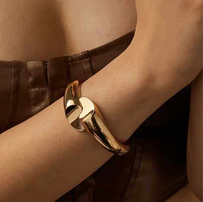 Hoge Kwaliteit Vrouwen Nieuwe Design Legering Chunky Gouden Armband Eenvoudige Geavanceerde Zin Dubbele Kop Halve Maan Asymmetrische Armband