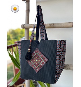 Hermoso nuevo Ajrakh impreso con bolsa de compras de algodón hecha a mano con diseño espacioso bolsillos interiores tamaño 13x13x7 pulgadas - Product Image 3