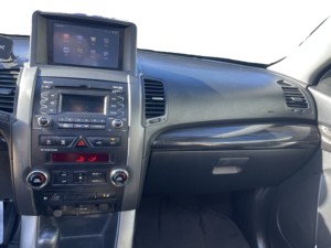 รถ Kia Sorento ปี 2010 มือสองจากเกาหลี พวงมาลัยซ้าย เครื่องยนต์ดีเซล SUV ขับเคลื่อนสี่ล้อ เกียร์อัตโนมัติ 7 ที่นั่ง หลังคาซันรูฟแบบพาโนรามา สภาพดี เหมาะสำหรับธุรกิจส่งออก - Product Image 4