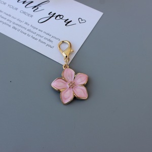 Breloque de sac en alliage métallique émaillé en forme de fleur de cerisier colorée, pendentif porte-clés pour la fabrication de bijoux DIY - Product Image 5