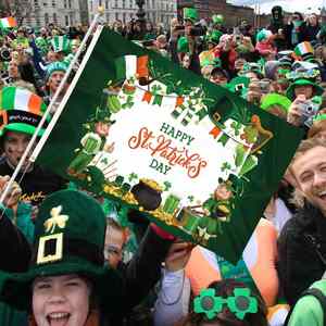 ธงสามเหลี่ยมสองด้านขนาด 3*5 ฟุต สำหรับวันเซนต์แพทริก ลายใบโคลเวอร์ ทำจากผ้าสักหลาด พิมพ์ด้วยเทคนิคดิจิทัล เหมาะสำหรับตกแต่งสนามหญ้ากลางแจ้ง - Product Image 3