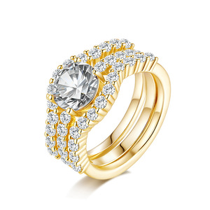 Bague de fiançailles romantique en moissanite ronde, plaqué or 18 carats, sertie pavé, style couronne pour femme, alliance de mariage - Product Image 1