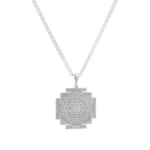 Collana con Ciondolo Mandala in Acciaio Inossidabile Placcato Oro Lucido per Donne e Unisex, Gioiello Alla Moda e Gioioso - Product Image 2